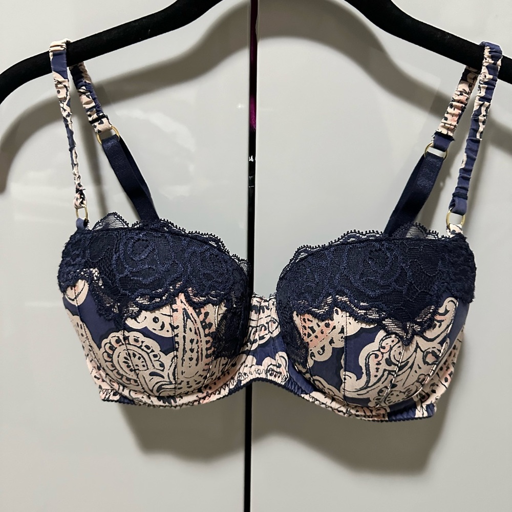 Stella McCartney bra 34C- lightly padded and lace is in perfect condition